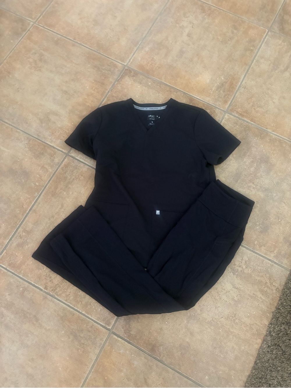 Women’s Black Scrub Set - fabletics
